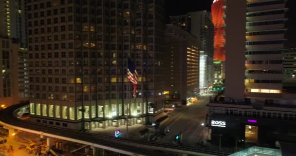 Vidéo Aérienne Drapeau Américain Panoramique Pour Révéler Centre Ville Miami — Video