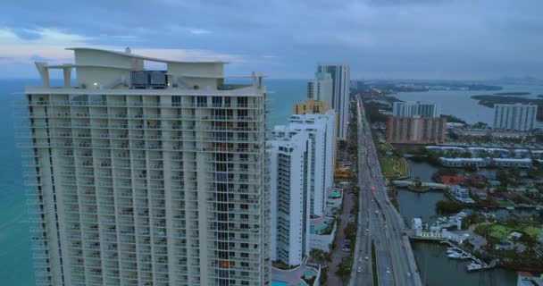 Antenni Video Drone Lentää Yli Korkea Kerrostalo Sunny Isles Beach — kuvapankkivideo