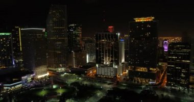 Drone Downtown Miami gece hava görüntülere vurdu.