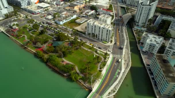 空中无人机镜头迈阿密海滩莫里斯吉布纪念公园和日落海港 — 图库视频影像