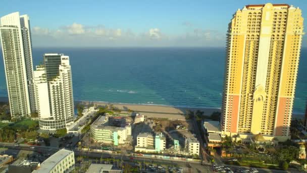 Luchtfoto Trekken Het Beeldmateriaal Gouden Strand Sunny Isles Beach Florida — Stockvideo