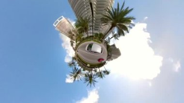 Trafikte minyatür küçük gezegen araba