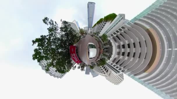 Крихітна Планета Проїжджає Через Місто — стокове відео
