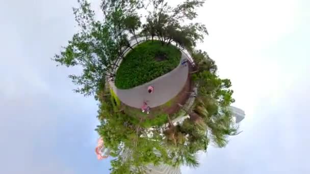Petite planète Miami Beach arbres le long d'un sentier piétonnier 