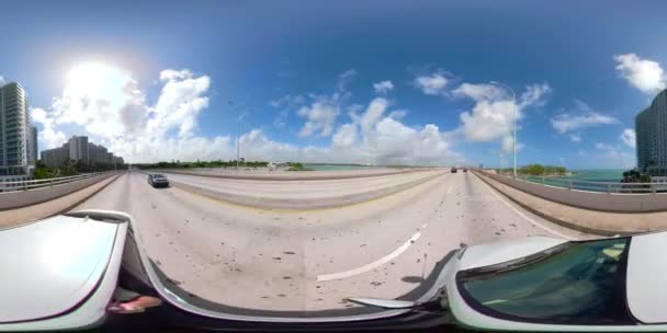 360Vr Filmmaterial Das Bal Harbour Bridge Schlepper Miami Fährt — Stockvideo