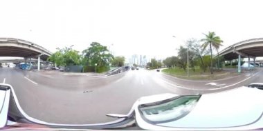 8. sokakta şehir merkezinde bir 360vr stabilize kamera çekim Brickell doğru sürüş