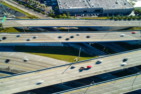 Carros embaçados dirigindo rápido na imagem do drone aéreo da estrada — Fotografia de Stock