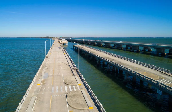 Tampa Bay Sunshine Skyway Bridge and fishing jetty pier — Stock Photo, Image