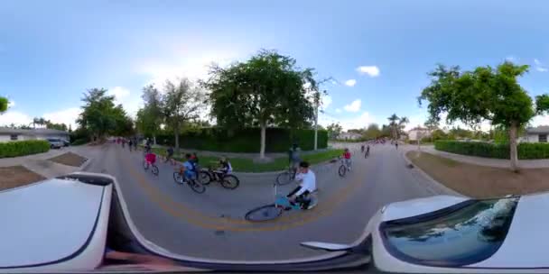 360 Mozgás Hosszúság Csoport Bike Ride Utcán — Stock videók