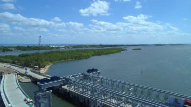 Hava video Güney Bulvarı köprü inşaatı 4k