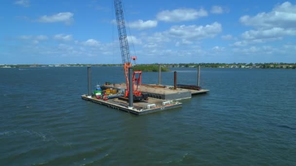 Bau Barge Auf Dem Wasser Mit Einem Kran Aktive Orbitaufnahme — Stockvideo