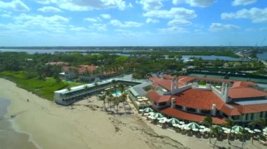 Hava dron video crasing Palm Beach Florida sahillerinde dalgalar.