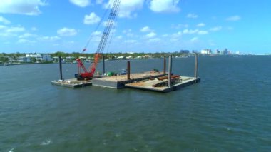 İnşaat vinç bir mavna su 4k üzerinde 60p