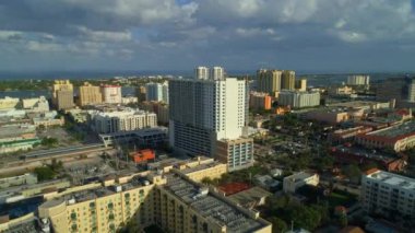 Şehir merkezindeki West Palm Beach lateral 4 k vurdu