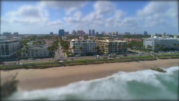 Luchtfoto Miniatuur Tilt Shift Drone Video Palm Beach Golven 60P — Stockvideo