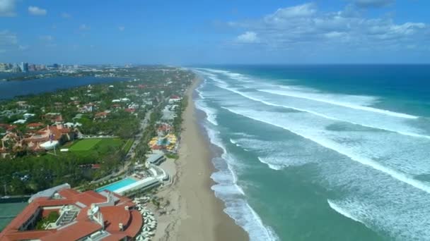 Luftaufnahme Eines Palmenstrandkomplexes Strand Des Resorts — Stockvideo