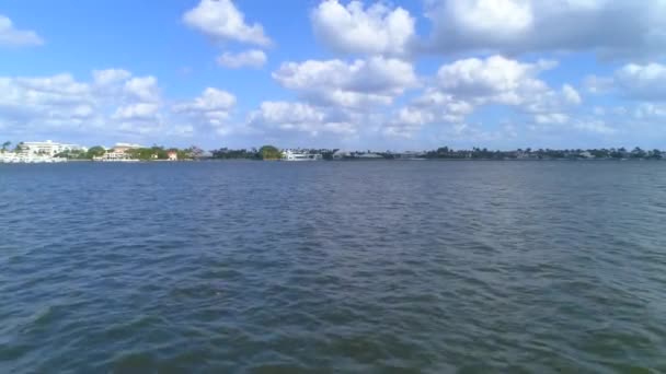 Baixo Vídeo Aéreo Sobre Água Abordagem West Palm Beach Florida — Vídeo de Stock