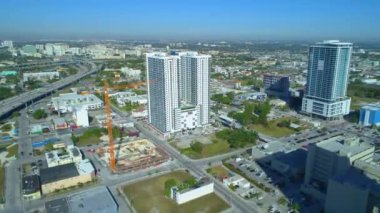 Hava dron görüntüleri yeni gelişme kare Kiralık apartman Downtown Miami Florida istasyonu