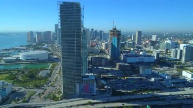 Hava dron görüntüleri yaklaşım Miami gökdelenler şehir merkezinde 4k 60p