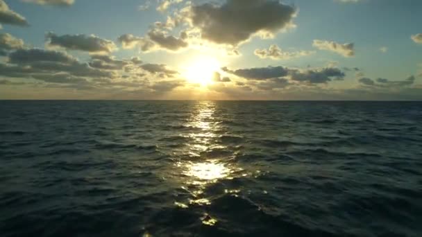 空中ドローン海日の出映像 — ストック動画