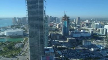 Hava hyperlapse görüntüleri Downtown Miami 1000 Müzesi çatı inşaat 4k 60p