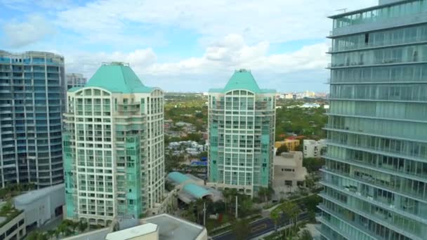 空中无人机视频高档公寓椰子树丛迈阿密佛罗里达 60P — 图库视频影像
