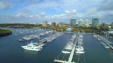 Havadan görüntüleri Coconut Grove akşam yemeği anahtar Marina 4 k lateral 60p