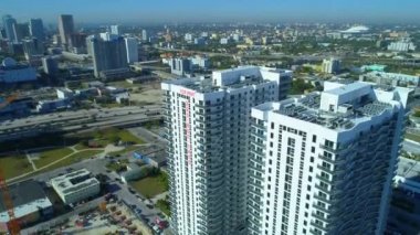 Hava dron görüntüleri yeni gelişme kare Kiralık apartman Downtown Miami Florida istasyonu