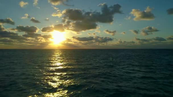 Hava Dron Okyanus Gündoğumu Görüntüleri 60P — Stok video