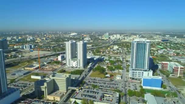 新发展广场站的空中无人机录像迈阿密佛罗里达市区出租公寓大楼 — 图库视频影像