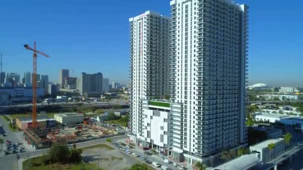 新发展广场站的空中无人机录像迈阿密佛罗里达市区出租公寓大楼 — 图库视频影像