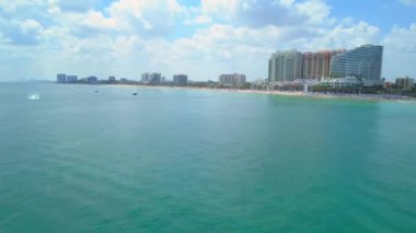 Hava dron yaklaşım ortaya üstgeçidin Fort Lauderdale beach Florida 4k 60p