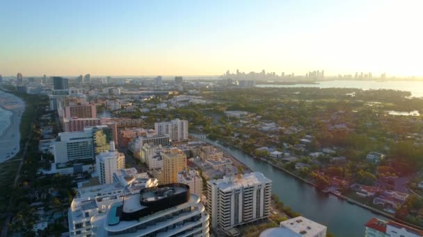 ビーチの夕日インド クリークのマイアミ ビーチ マンション以上空中ドローン フライト — ストック動画