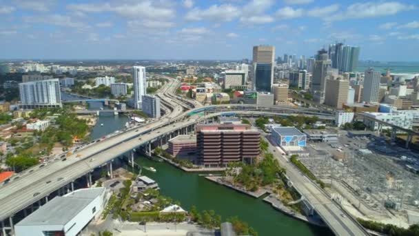 Antenowe Drone Nagrania Downtown Miami Florida Autostrad Rzeka Sceniczny — Wideo stockowe