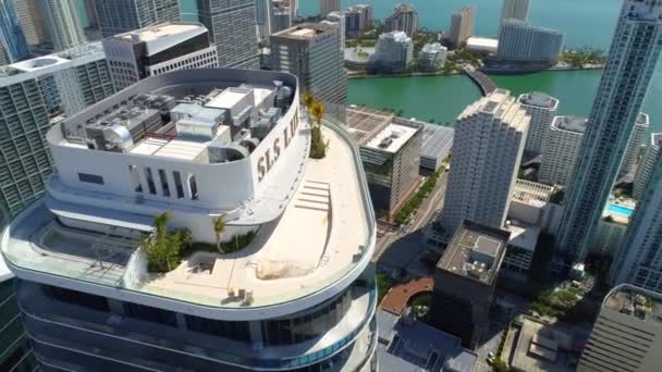 Vídeo Drone Aéreo Sls Brickell Rooftop Flyover Revelar Downtown Miami — Vídeo de Stock