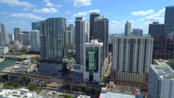 Εναέρια Απόθεμα Στο Κέντρο Της Πόλης Brickell Miami Και Μετρό — Αρχείο Βίντεο