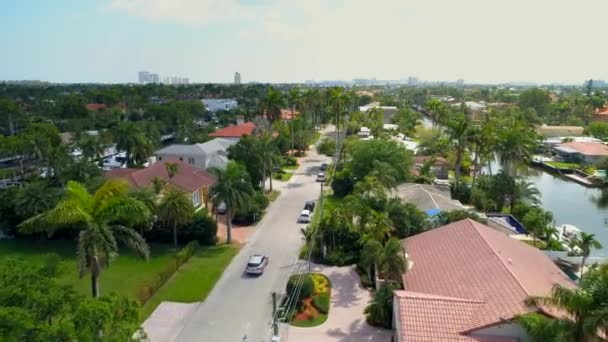 Aerial Video Suv Driving Residential Neighborhood Road — Stock Video