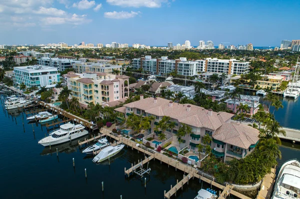 Casas de lujo con muelle Fort Lauderdale florido — Foto de Stock