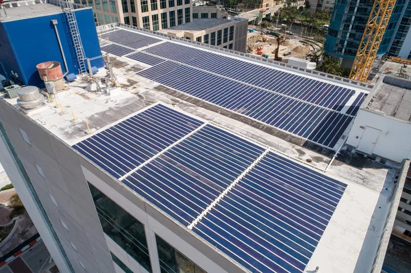 Zonne-energie gebouw op het dak dakpanelen — Stockfoto