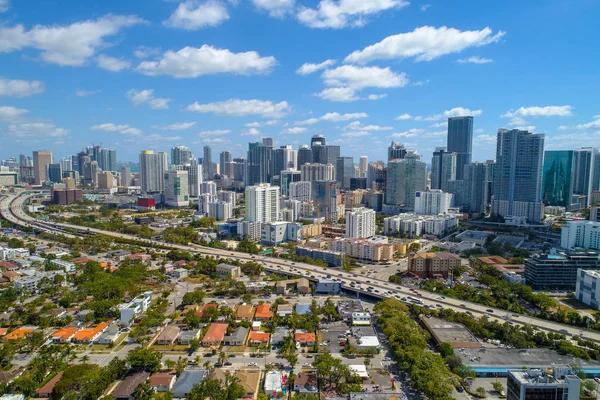 I95 pasando por el centro de Miami y Brickell paisaje de la ciudad — Foto de Stock