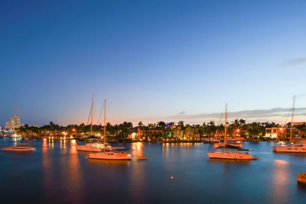 Nacht lange blootstelling zeilboot bay luxe herenhuis fort lauderdale — Stockfoto