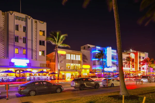 Éjszakai fénykép, Ocean Drive, turisztikai Miami — Stock Fotó