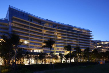 Gece görüntü dört mevsim Surfside Miami Fl beachside