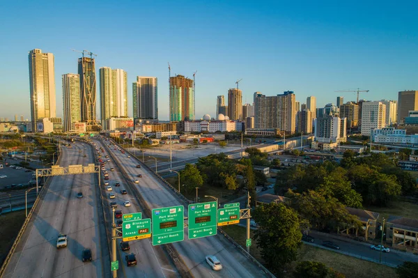 Llegando al centro de Miami autopista de imagen aérea a la ciudad — Foto de Stock