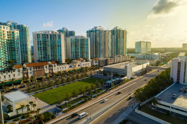 Πύλη πάρκο Sunny Isles Beach το ηλιοβασίλεμα — Φωτογραφία Αρχείου