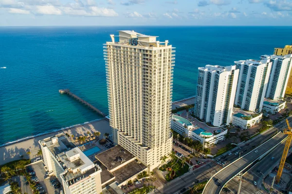 Многоэтажный кондоминиум La Perla Sunny Isles Beach Florida — стоковое фото