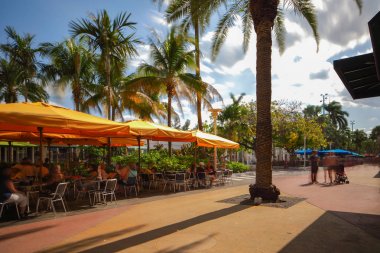 Lincoln Road Miami Beach uzun pozlama bulanık insanlara Hayır logoları yemek insanlar uzun pozlama görüntü