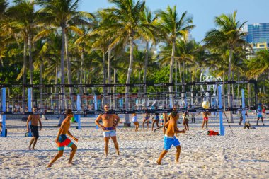 Miami Beach, Fl, Amerika Birleşik Devletleri - 28 Nisan 2018: Miami Beach Florida ABD'de Voleybol oynayanlar görüntü