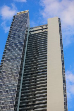 Mavi bir gökyüzü üzerinde highrise buidling görüntüsünü