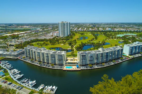 Condomínios Waterfront Florida Com Barcos Vista Para Campo Golfe Canal — Fotografia de Stock